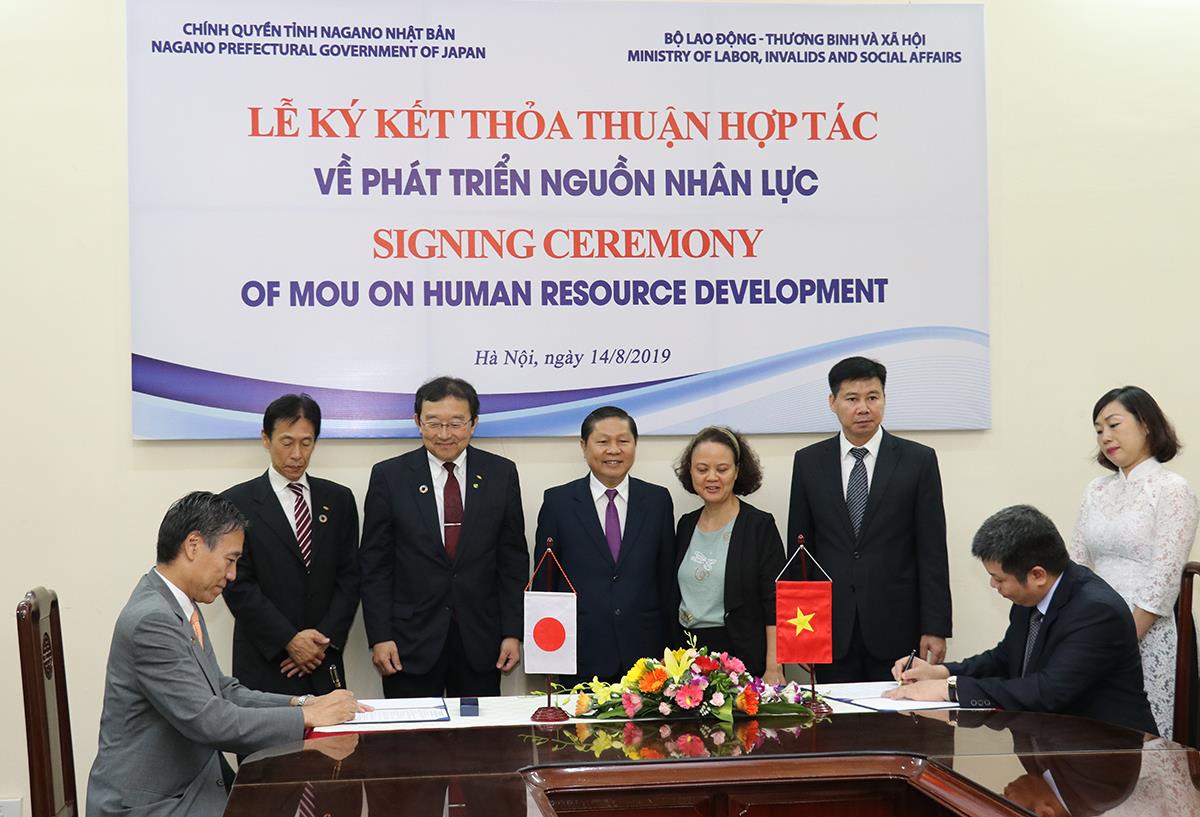 Ký Bản ghi nhớ với tỉnh Nagano, Nhật Bản về phát triển nguồn nhân lực